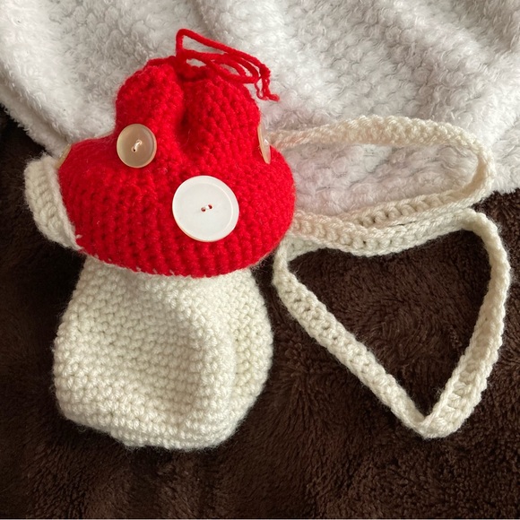 Handmade crochet mushroom purse - Picture 4 of 4